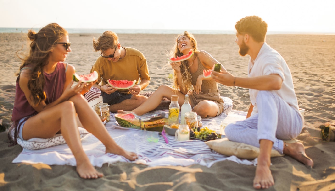 Grupa przyjaciół robiąca piknik na plaży